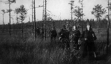 Suomalaisjoukkoja etenemässä suolla.