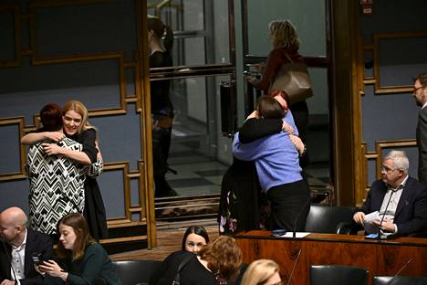 Vasemmistoliiton Merja Kyllönen ja Mai Kivelä sekä Pia Lohikoski ja Veronika Honkasalo halasivat eduskunnan täysistunnossa.