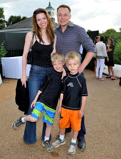 Perhekuvat Elon Muskista ovat harvinaisia. Tässä hän poseeraa vuonna 2011 toisen vaimonsa Talulah Rileyn ja kaksostensa Griffinin (vas.) ja Xavierin kanssa. Lasten äiti on Justine Musk.