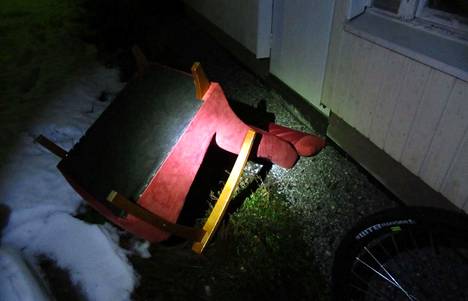 Asunnon haltija kantoi punaisen nojatuolin ulos rivitaloasuntonsa takaovesta ennen poliisin tuloa.