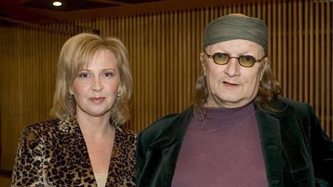Juice Leskisen kuoleman jälkeen Sari Leskinen joutui totuttelemaan julkisuuteen. Kuvassa pari yhdessä vuonna 2004.