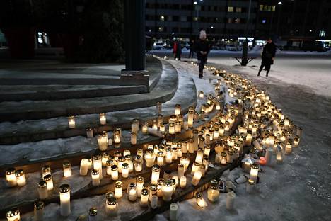 Yön edesmenneen keulakuvan äkillinen kuolema on koskettanut suomalaisia valtavasti. Porin Tori täyttyi kynttilöistä suru-uutisen jälkeen.