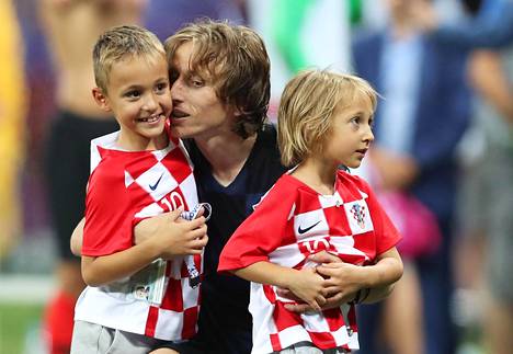 Luka Modric on tuonut näissä MM-kisoissa lapsiaan juhlimaan voittoja kentälle. Tanska-pelin jälkeen hän hali Ivano-poikaansa ja Ema-tytärtään.