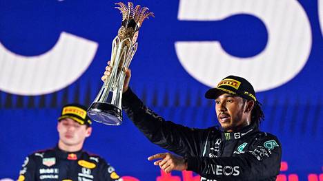 Lewis Hamilton juhli voittoa Saudi-Arabiassa. Viimeisen osakilpailuun lähdetään kutkuttavasta tasatilanteesta.
