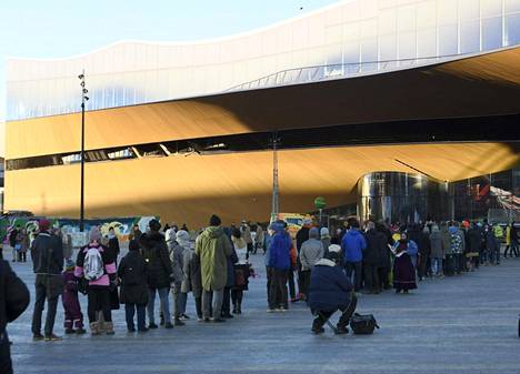 Ihmiset jonottivat Helsingin keskustakirjasto Oodiin kirjaston avajaisten toisena päivänä 6. joulukuuta.