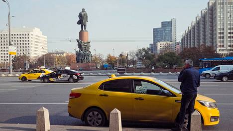 Moskovalaiset taksit odottavat asiakkaita. Kuva on vuodelta 2018. 