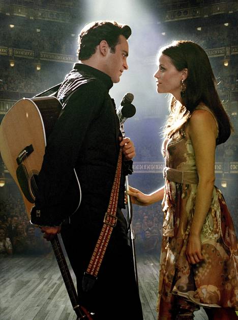 Vuonna 2005 valmistuneessa Walk the Line -elokuvassa Phoenix esitti muusikko Johnny Cashia.