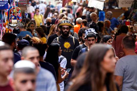 Israelilaiset nauttivat markkinaelämästä Tel Avivin Carmel Marketilla lokakuun puolivälissä, kun koronarajoituksia jälleen höllennettiin maassa.
