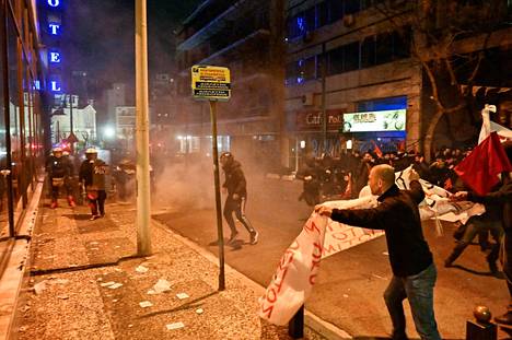 Mielenosoitukset alkoivat Kreikassa junaturman jälkeen.