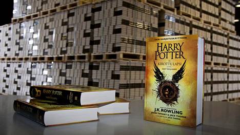 Harry Potter ja kirottu lapsi -teoksesta otettiin 100 000 kappaleen ensipainos.