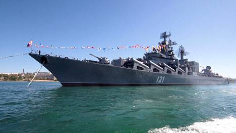 Ohjusristeilijä Moskva kuvattuna Sevastopolin satamassa toukokuussa 2013.