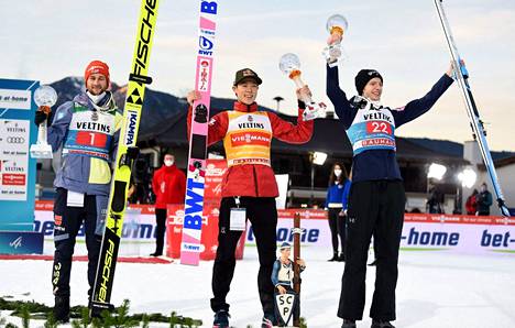 Toiseksi sijoittunut Markus Eisenbichler (vas.), voittaja Ryoyu Kobayashi ja kolmonen Lovro Kos muodostivat podiumkolmikon uudenvuodenpäivän mäkikisassa Saksan Garmisch-Partenkirchenissä.