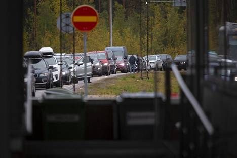 Venäläisiä autoja jonossa Vaalimaan raja-asemalla 30. syyskuuta 2022. Suomi päätti vaikeuttaa venäläisten kauttakulkua ja maahantuloa turistiviisumeilla seuraavana keskiyönä.