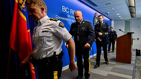 Kanadan poliisin edustajat David Teboul ja Brian Edwards poistumassa tiedotustilaisuudesta ,joka käsitteli kanadalaisen sikhiseparatistin murhasta epäiltyjen intialaisten pidätystä. 