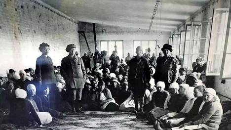 Naiskaartilaisia Rauteen tehtaassa vuonna 1918. Kuva on Hennalan sotilaslääketieteen museon arkistosta.