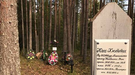 Sandarmohissa on runsaasti omaisten tuomia pieniä muistomerkkejä Stalinin vainoissa teloitetuille suomalaisille. Etualalla on muistotolppa Juho Hytille, joka vangittiin 1937 ja ammuttin 1938.