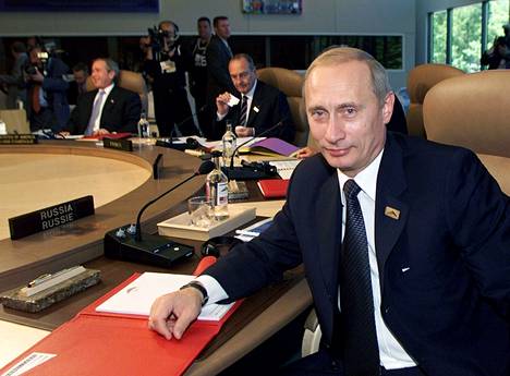 Putin odottamassa G8-huippukokouksen istunnon alkamista Kananaskisissa 26. kesäkuuta 2002.
