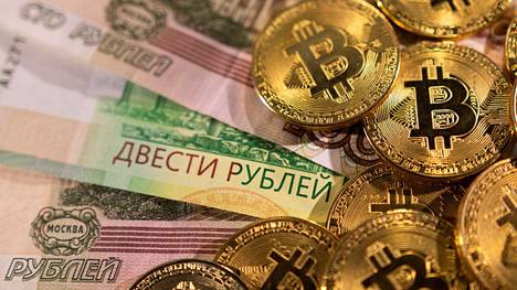 Ukraina kerää kryptovaluuttoja sodan kuluihin. Kuvassa myös Venäjän ruplia.