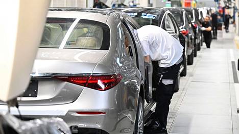 Eri osien toimitusketjujen katkokset ovat monen autonvalmistajan ongelma. Kuva Mercedes-Benzin kokoonpanotehtaalta Sindelfingenistä. 