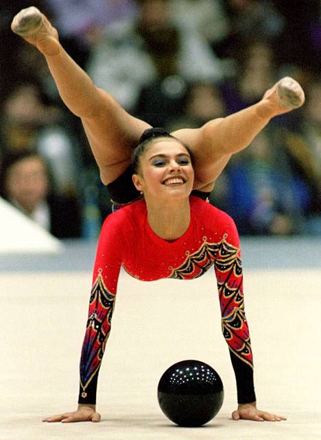 Alina Kabajeva kärysi dopingista vuonna 2001, kun hänen näytteestään löytyi elimistöstä nestettä poistavia diureetteja. Hän kärsi vuoden kilpailukiellon. 