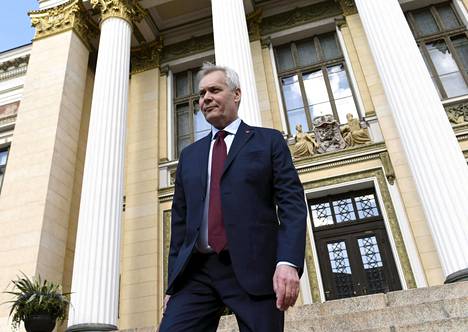 Sdp:n puheenjohtaja Antti Rinne poistui Säätytalolta sunnuntaina. Rinne kertoi Twitterissä, että uudesta hallitusohjelmasta tiedotetaan maanantaina kello 10.30.
