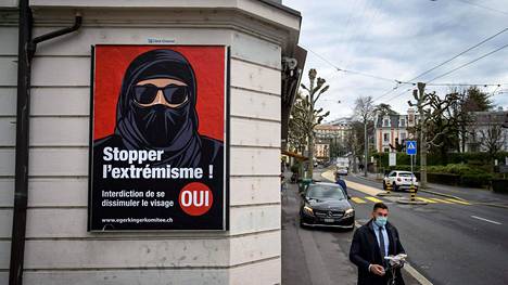 Burkakieltoa kannattava mainosjuliste Lausannessa helmikuussa.