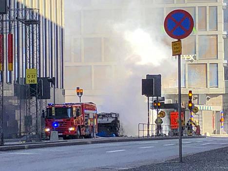 Palokuntaa paikalla Tukholmassa.