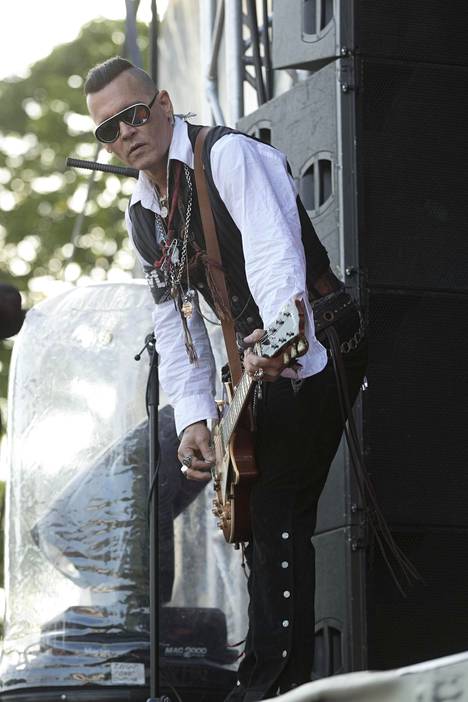 Johnny Depp viihdytti yleisöä Kaisaniemen puistossa sunnuntai-iltana.