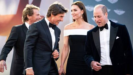 Tuottaja Jerry Bruckheimer, prinssi William, herttuatar Catherine ja Tom Cruise Top Gun: Maverick -elokuvan ensi-illassa Lontoossa.