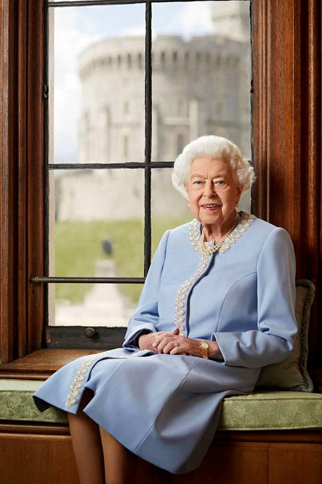 Kuningatar Elisabetin uusi virallinen muotokuva kuvattiin Windsorin linnassa.