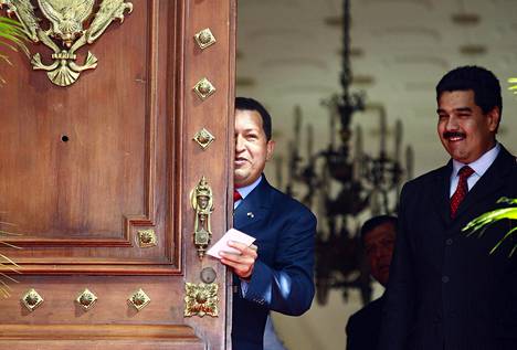 Hugo Chávez (vas.) valitsi itse Nicolás Maduron seuraajakseen. Tammikuussa 2009 presidentti ja silloinen ulkoministeri odottivat Caracasissa vierailulle Argentiinan presidenttiä Cristina Fernandezia.