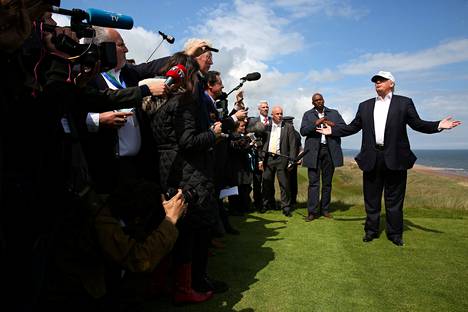 Donald Trump puhumassa median edustajille Aberdeenshiren golfkentällään Skotlannissa vuonna 2016.