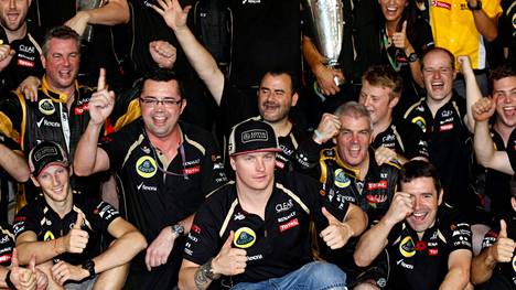 Kimi Räikkösen aika Lotuksella sisälsi suuria riemun hetkiä. Tässä juhlitaan voittoa Abu Dhabissa 2012.