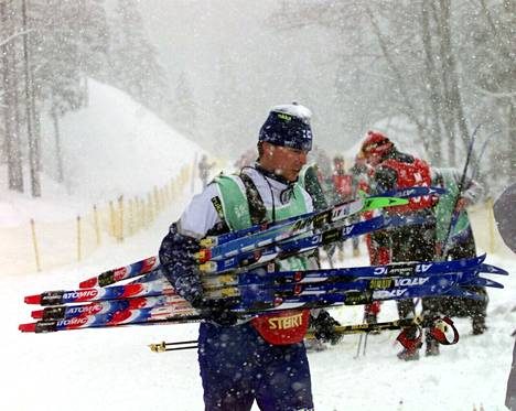 Tästä suksinipusta Marko Anttola ja Mika Myllylä valikoivat voittoparin Naganon olympiakisojen 30 kilometrille (p) 1998.