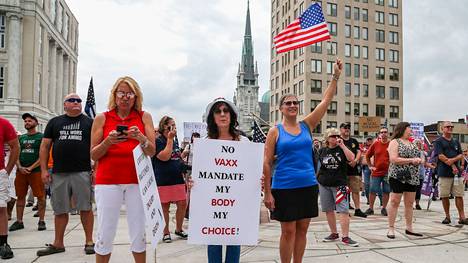 Rokotusmandaattien vastustajat osoittivat mieltään Pennsylvaniassa sunnuntaina.