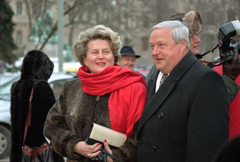 Riitta Uosukainen saapui miehensä Toivo Uosukaisen kanssa pääministeri Paavo Lipposen ja historianopettaja Päivi Hertzbergin häihin tammikuussa 1998.