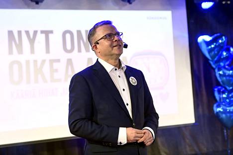 Petteri Orpo julisti kokoomuksen vaaliristeilyllä sinisen tolpan nousevan.