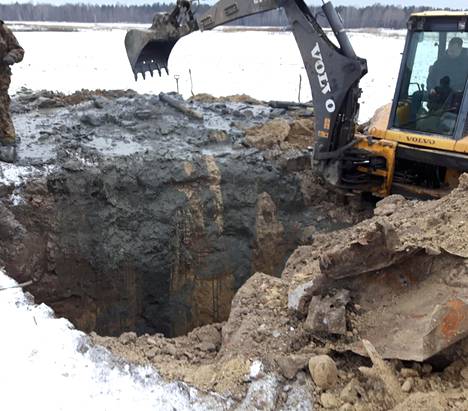 Kaivo oli noin kahdeksan metriä syvä. Ensimmäiset jäännökset löytyivät noin neljän metrin syvyydestä.