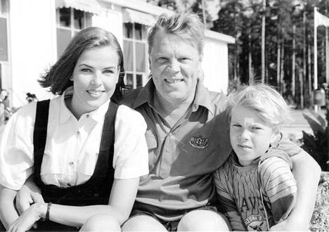 Vesa-Matti Loiri, hänen ex-naisystävänsä Marita Hakala ja poikansa Joonas Loiri vuonna 1992.