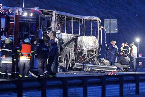 Onnettomuuspaikalta otetuissa kuvissa ei ole jälkiä siitä, että bussi olisi kaatunut. 