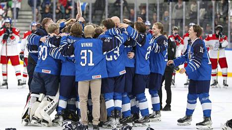Suomi juhli pronssia U18 MM-kisoissa 2022.