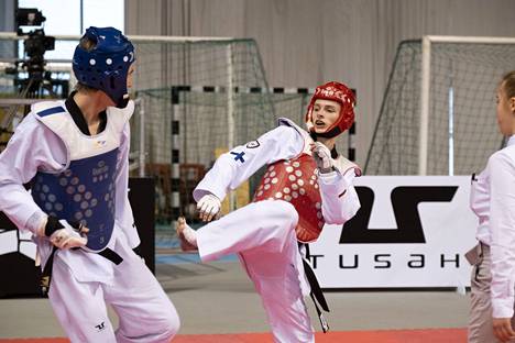 Budokwai Taekwondon Niko Saarinen (punaisissa) ottelemassa Malmin Taekwondon Mika Isosaloa vastaan vuoden 2020 SM-kisoissa Joensuussa.