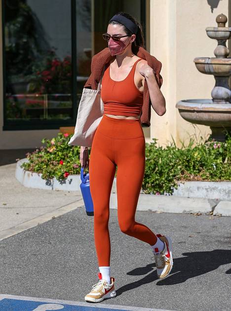 Kendall Jenner sukissa ja leggingseissä.