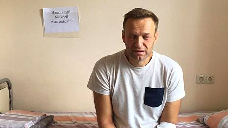 Oppositiojohtaja Aleksei Navalnyi istuu sairaalavuoteella Moskovassa.
