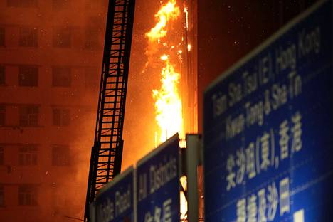 Hongkongissa sammutettiin tornitalon tulipaloa varhain perjantaina paikallista aikaa.