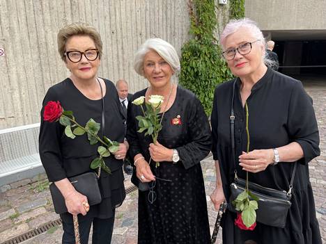 Liisamaija Laaksonen, Ritva Oksanen ja Maija-Liisa Peuhu saapuivat saattamaan ystävänsä tämän viimeiselle matkalle. Vieraat olivat varustautuneet siunaustilaisuuteen ruusuilla.