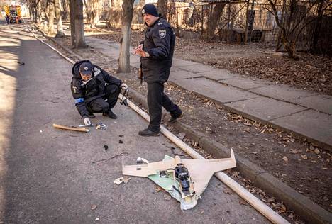 Ukrainan poliisi tutkii Kiovaan luoteisosaan pudonnutta venäläistä tappajadronea.