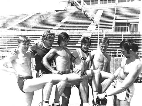 Risto Nieminen (kolmas oikealta) muistaa ajan, jolloin miesurheilijoiden piti riisuutua saadakseen näkyvyyttä. Vasemmalta Juhani Jaakkola, Ensio Lankinen, Markku Juhola, Nieminen ja Raimo Vilen sekä valmentaja Pertti Helin. Kuva toukokuulta 1972.