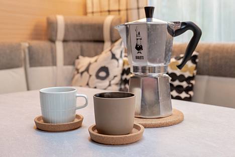 Pannullinen kahvia valmistuu 12 minuutissa. ”Kahvihetkestä on tullut meille oma fiilistelyjuttu, erityinen hetki. Kiireessä voi paikata murukahvilla ja vieraille sanomme heti, että santsikupillista joutuu sitten odottamaan.”