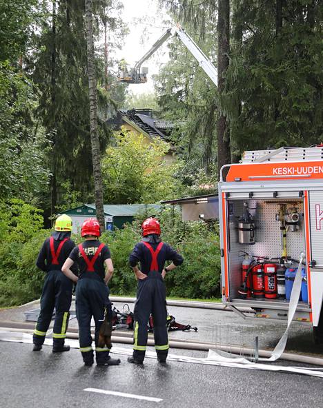 Pelastuslaitos arvioi salaman sytyttämän tulipalon aiheuttavan omakotitalolle pahoja vaurioita Vantaan Leppäkorventiellä.